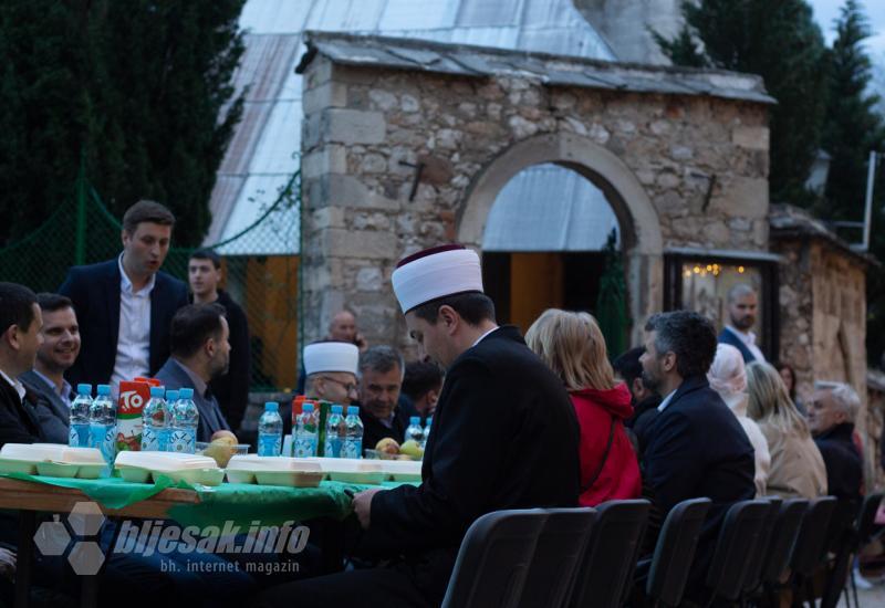 FOTO | Oko 1.300 Mostarki i Mostaraca zajedno iftarilo u Fejićevoj